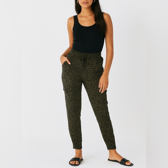 LASCANA Leopard Print Jogger Pants Sz 10 Cargo Pocket, Relaxed Fit Green Black - Picture 1 of 9
